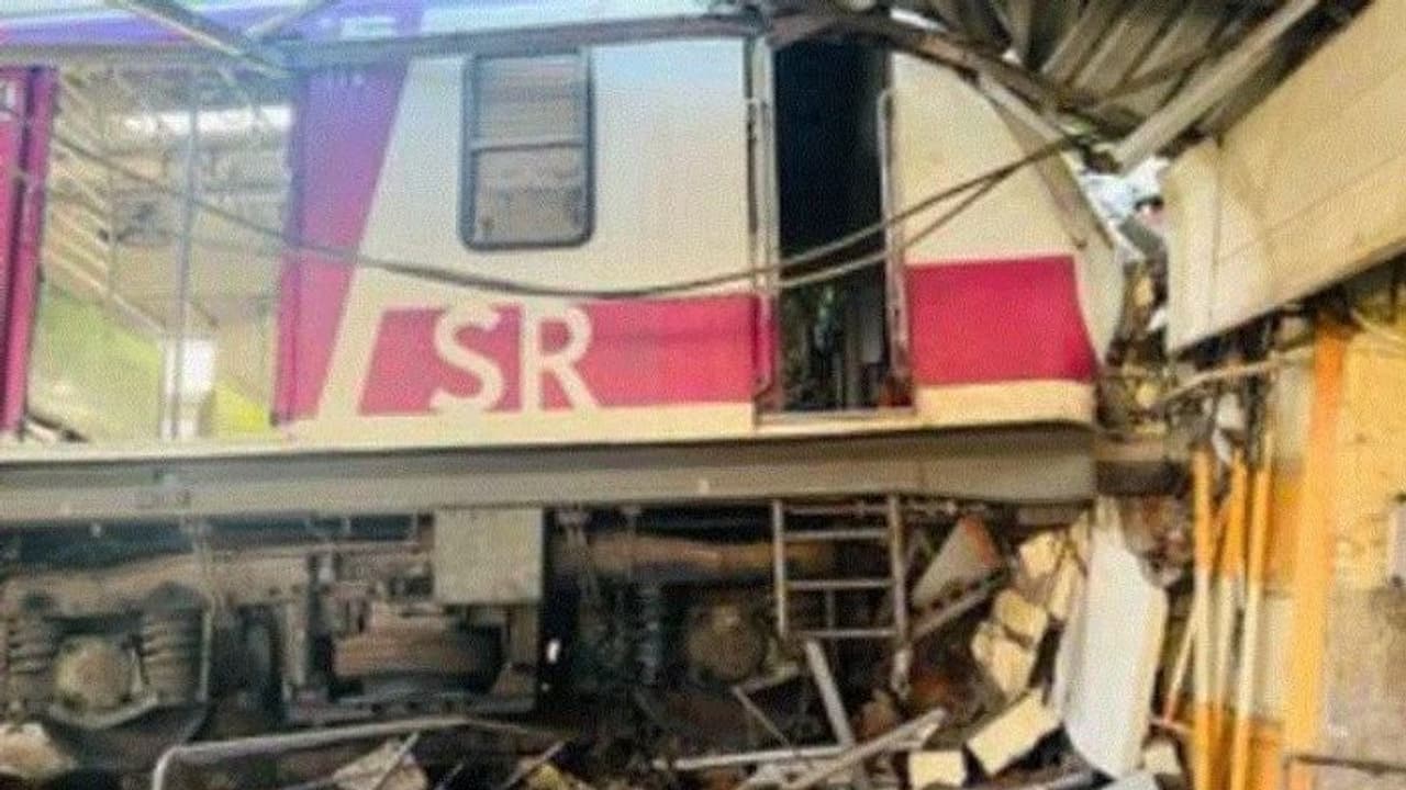 ফের বড়সড় রেল দুর্ঘটনা, চেন্নাই বিচ স্টেশনের উপর উঠে পড়ল লোকাল ট্রেন ফের বড়সড় রেল দুর্ঘটনা, চেন্নাই বিচ স্টেশনের উপর উঠে পড়ল লোকাল ট্রেন