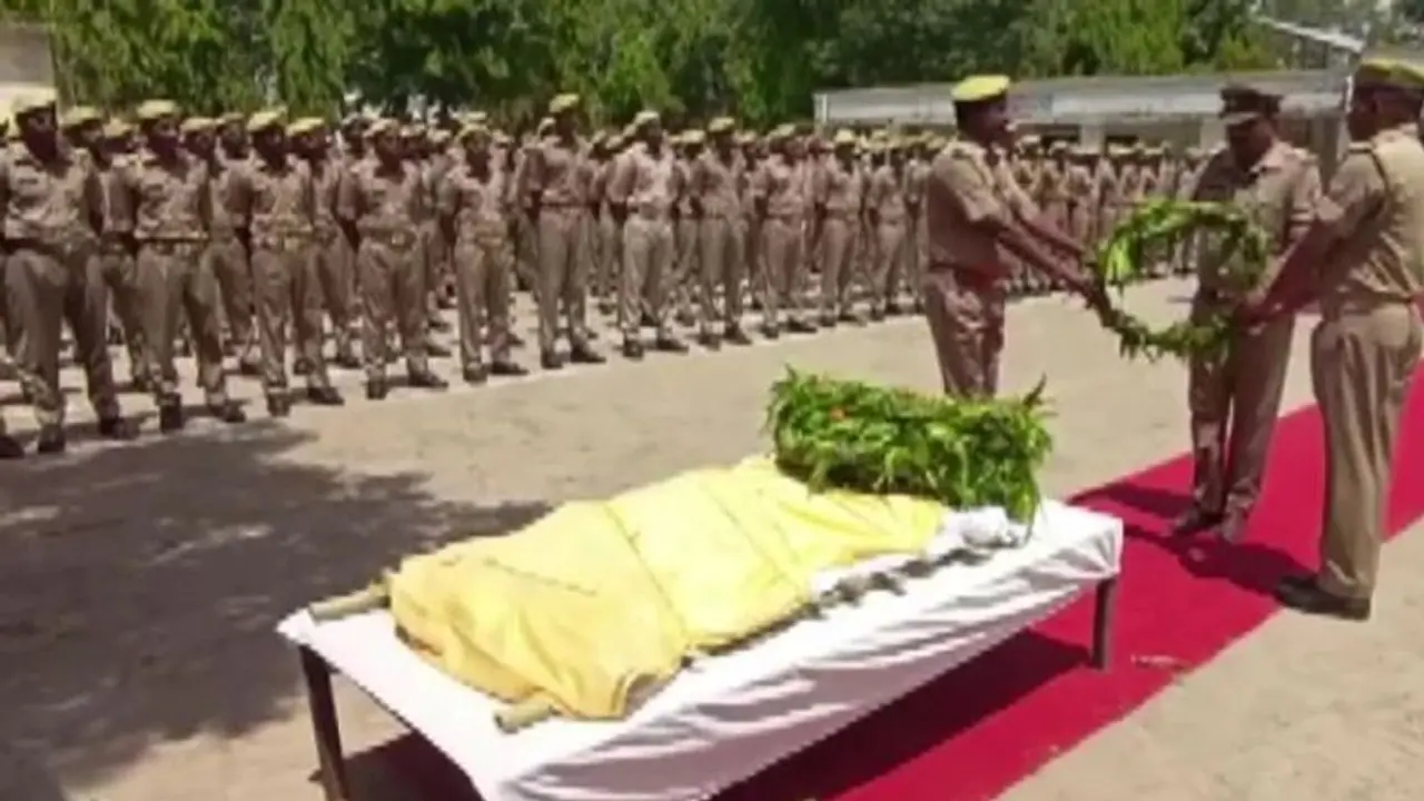 अपने स्निफर डॉग की अंतिम विदाई में भावुक हुए यूपी पुलिस के जवान, दिया गया राजकीय सम्मान अपने स्निफर डॉग की अंतिम विदाई में भावुक हुए यूपी पुलिस के जवान, दिया गया राजकीय सम्मान