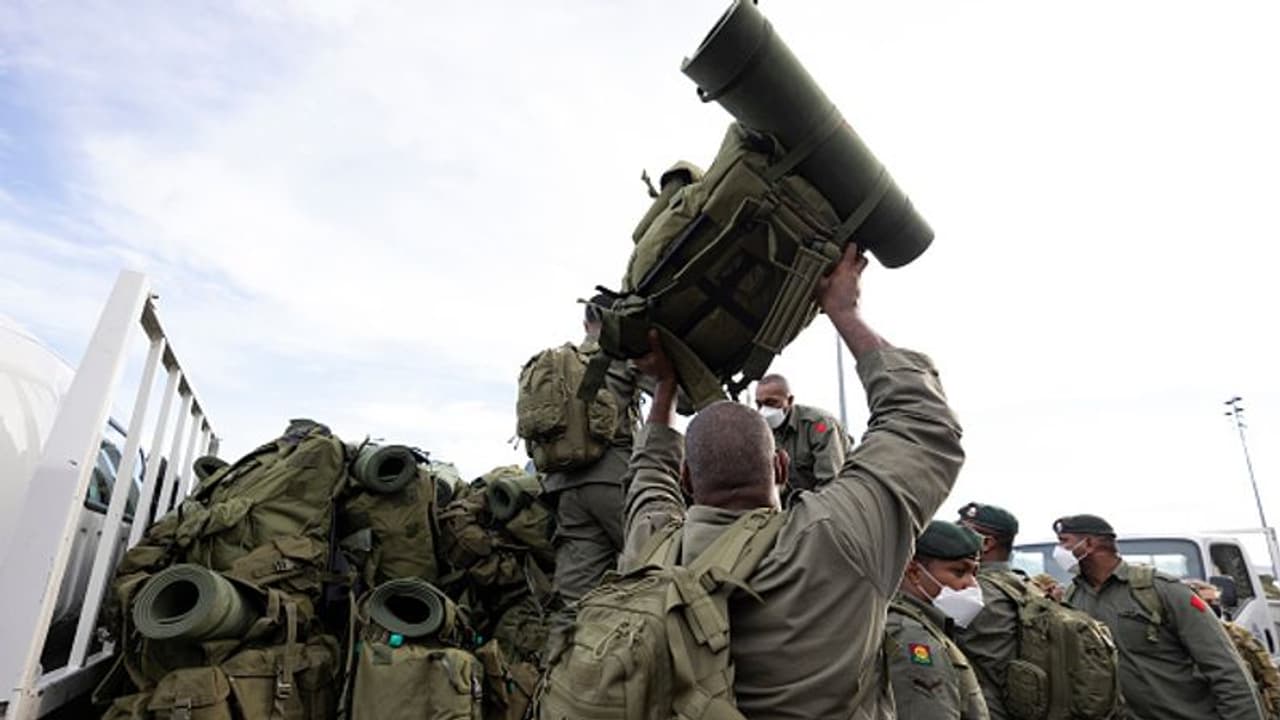 भारत जैसे देशों के जरिये यूक्रेन में अपने हथियारों के लिए पश्चिमी देशों में बने पुरजे ला सकता है रूस : रिपोर्ट भारत जैसे देशों के जरिये यूक्रेन में अपने हथियारों के लिए पश्चिमी देशों में बने पुरजे ला सकता है रूस : रिपोर्ट