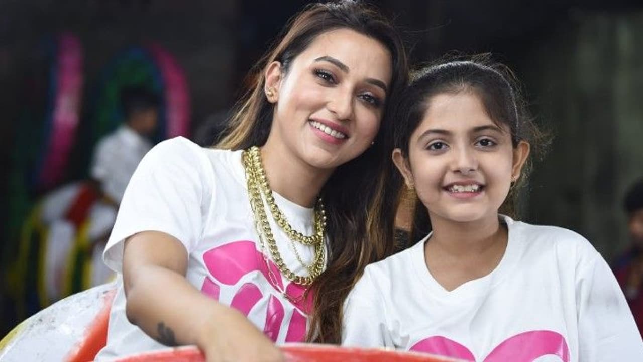 ফুচকা থেকে ড্রাগন রাইড মাসির সাথে মিনি মেলায় এসে দমদার মজার স্বাদ উপভোগ করলেন 'মিনি'