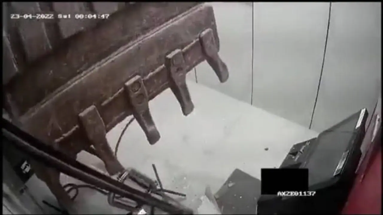 ஜெ.சி.பி. கொண்டு ஏ.டி.எம். ஐ தூக்கிச் சென்ற திருடர்கள்... வைரலாகும் பரபர வீடியோ...! ஜெ.சி.பி. கொண்டு ஏ.டி.எம். ஐ தூக்கிச் சென்ற திருடர்கள்... வைரலாகும் பரபர வீடியோ...!