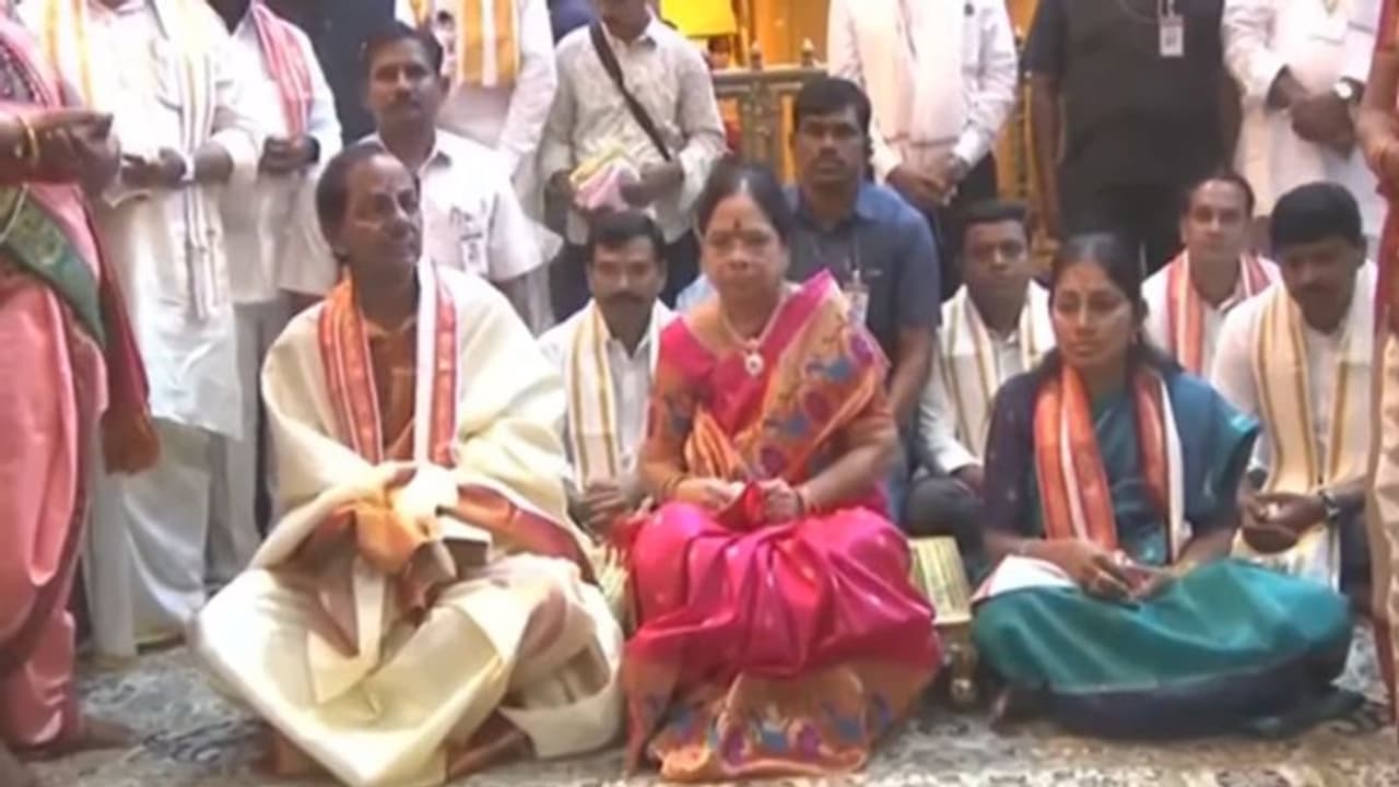 యాదాద్రిలో సీఎం కేసీఆర్.. రామలింగేశ్వరస్వామి ఆలయ ఉద్ఘాటనలో కేసీఆర్ దంపతులు యాదాద్రిలో సీఎం కేసీఆర్.. రామలింగేశ్వరస్వామి ఆలయ ఉద్ఘాటనలో కేసీఆర్ దంపతులు