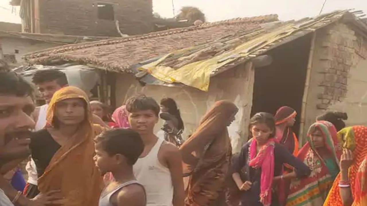 सीतामढ़ी में ऐसी दुखभरी खबर कि हर कोई रो पड़ा, फंदे में झूलती मिली लड़की, शव देख नवविवाहिता ने भी तोड़ा दम सीतामढ़ी में ऐसी दुखभरी खबर कि हर कोई रो पड़ा, फंदे में झूलती मिली लड़की, शव देख नवविवाहिता ने भी तोड़ा दम