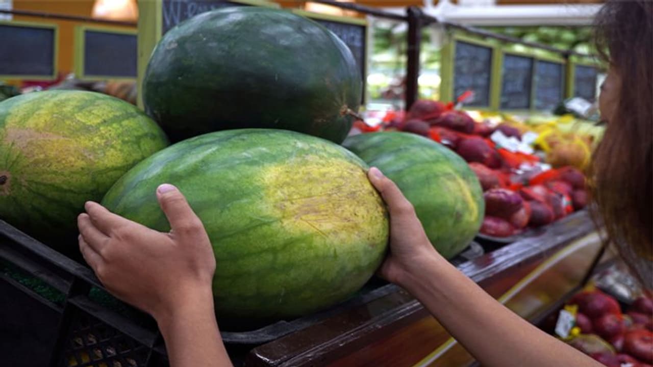 मीठे तरबूज को पहचानने की निंजा टेक्निक, दुकानदार नहीं बना पाएगा बेवकूफ और आप खरीद लेंगे पका और मीठा फल मीठे तरबूज को पहचानने की निंजा टेक्निक, दुकानदार नहीं बना पाएगा बेवकूफ और आप खरीद लेंगे पका और मीठा फल