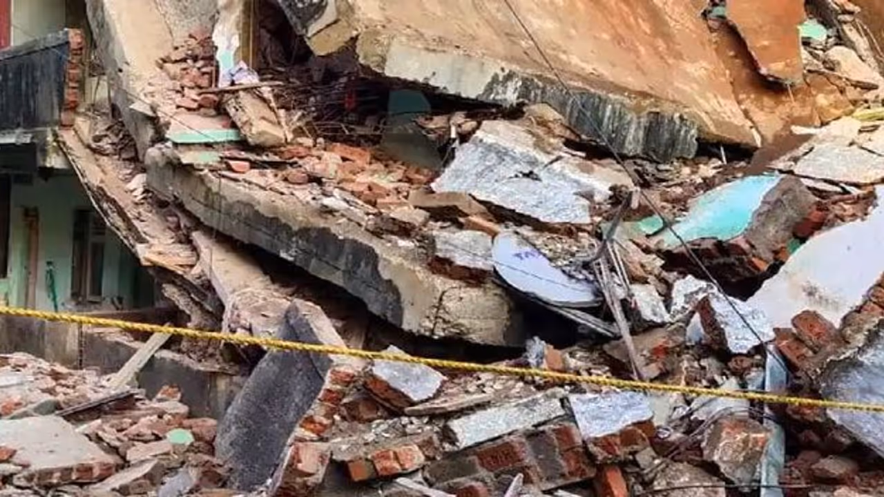 యాదగిరిగుట్టలో కుప్పకూలిన రెండంతస్తుల భవనం: ముగ్గురి దుర్మరణం, మృతుల సంఖ్య పెరిగే ఛాన్స్ యాదగిరిగుట్టలో కుప్పకూలిన రెండంతస్తుల భవనం: ముగ్గురి దుర్మరణం, మృతుల సంఖ్య పెరిగే ఛాన్స్