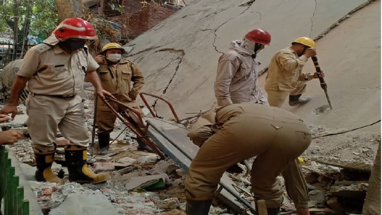 Breaking: டெல்லியில் கட்டிடம் இடிந்து விழுந்து விபத்து… இடிபாடுகளுக்குள் 5 பேர் சிக்கியிருக்கலாம் என அச்சம்!!