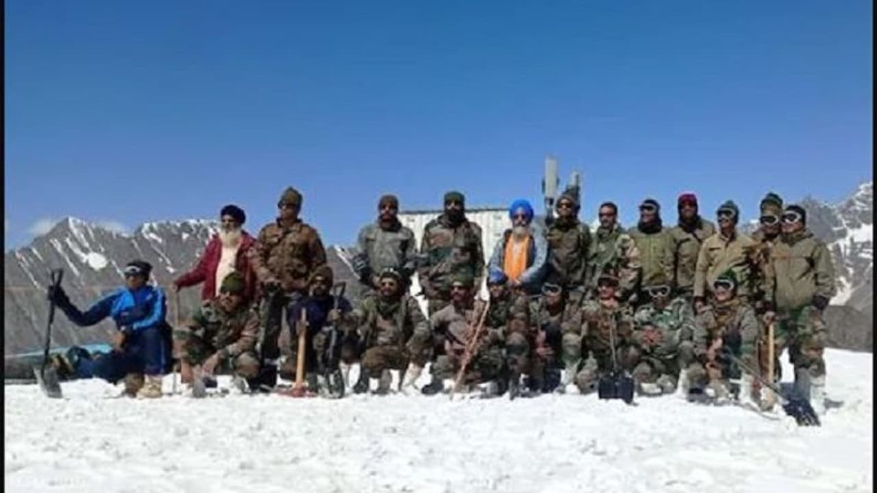 उत्तराखंड: बर्फ हटाकर रास्ता साफ करने में जुटी सेना, 22 मई को खुलेंगे हेमकुंड साहिब के कपाट उत्तराखंड: बर्फ हटाकर रास्ता साफ करने में जुटी सेना, 22 मई को खुलेंगे हेमकुंड साहिब के कपाट