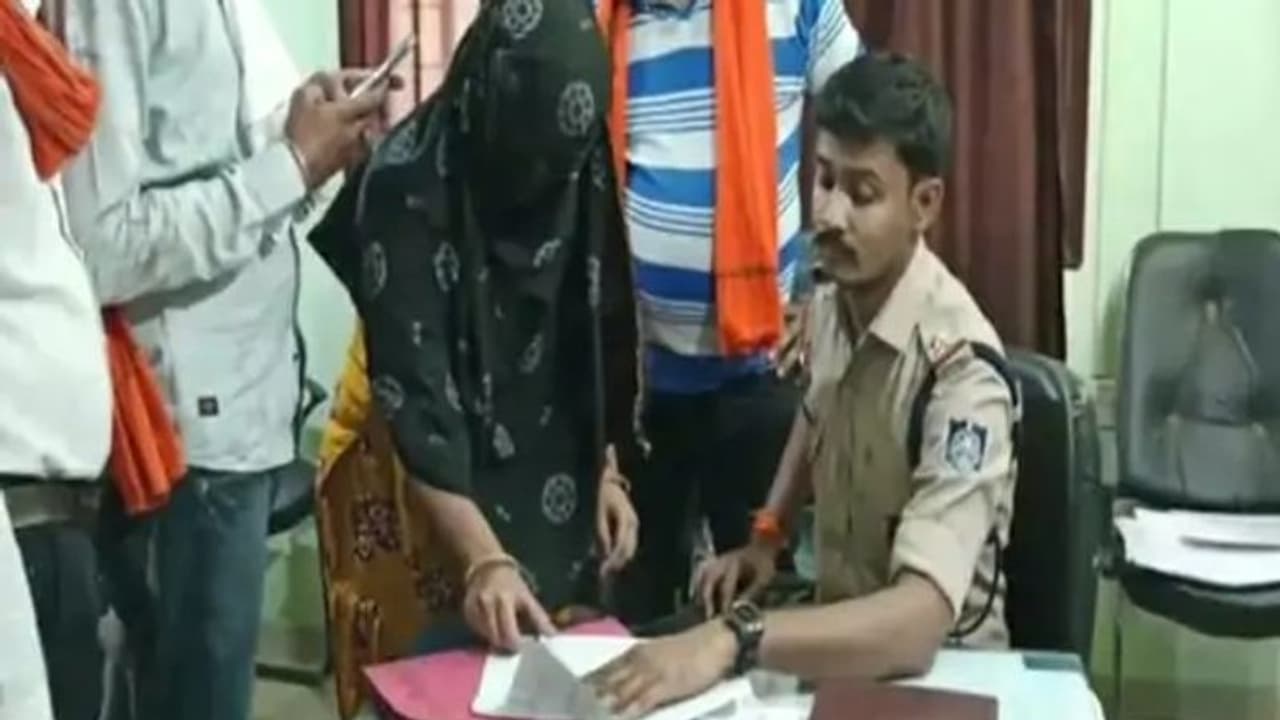 MP के ग्वालियर में लव जिहाद की दर्दभरी कहानीः इमरान ने राजू बनकर की शादी, फिर 2 भाई और मौलाना से कराया रेप MP के ग्वालियर में लव जिहाद की दर्दभरी कहानीः इमरान ने राजू बनकर की शादी, फिर 2 भाई और मौलाना से कराया रेप