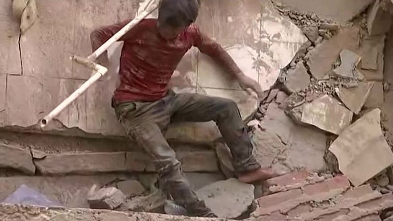 दिल्ली के सत्य निकेतन में गिरी तीन मंजिला घर, 7 मजदूर दबे, 5 को सुरक्षित निकाला गया, 2 की मौत दिल्ली के सत्य निकेतन में गिरी तीन मंजिला घर, 7 मजदूर दबे, 5 को सुरक्षित निकाला गया, 2 की मौत