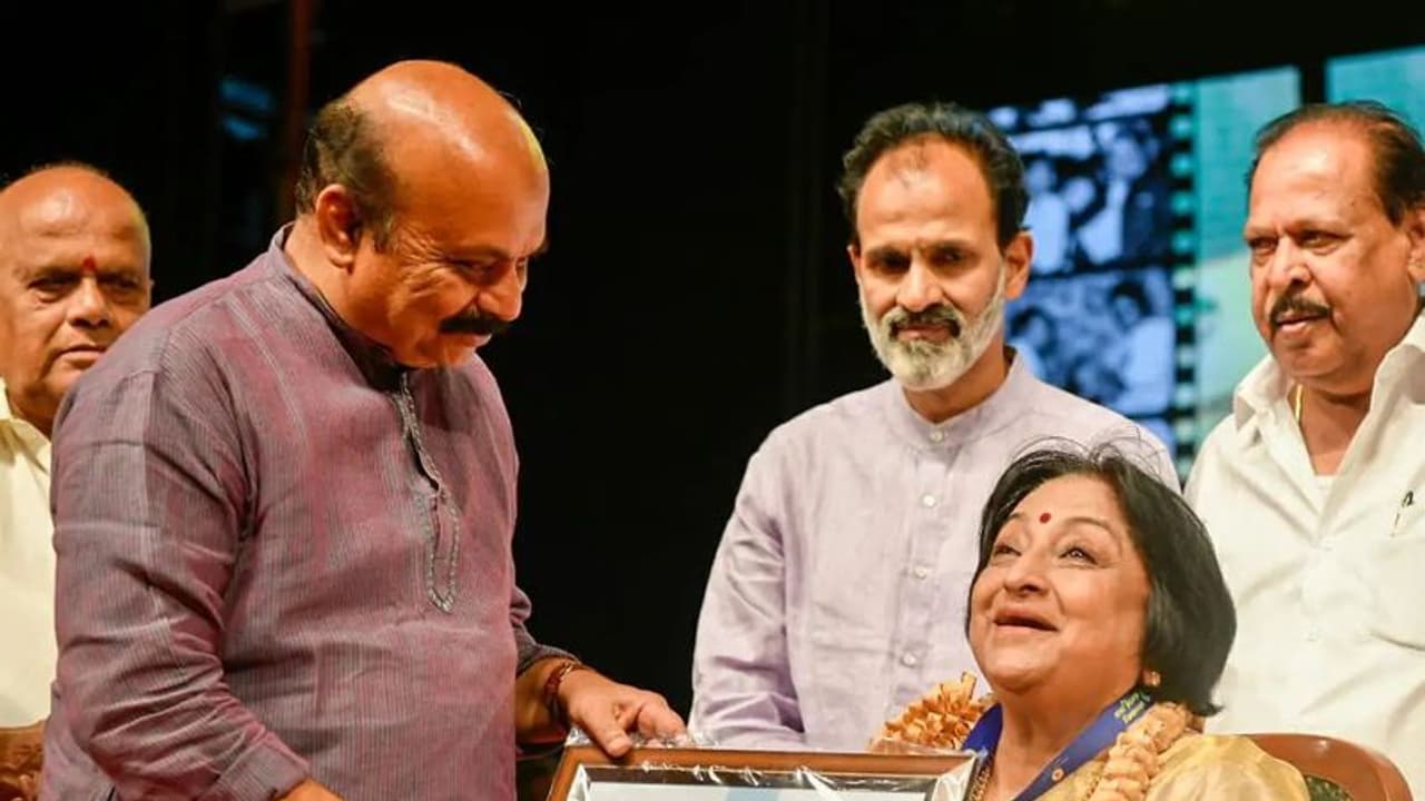 வாழ்நாள் சாதனையாளர் விருதை வென்ற பழம்பெரும் நடிகை லட்சுமி...குவியும் பாராட்டுக்கள்.. வாழ்நாள் சாதனையாளர் விருதை வென்ற பழம்பெரும் நடிகை லட்சுமி...குவியும் பாராட்டுக்கள்..