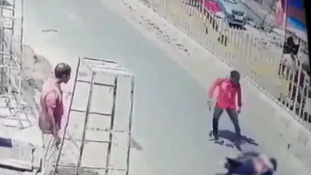 അമ്മാവൻമാർ ചേർന്ന് യുവാവിനെ നടു റോഡിലിട്ട് കുത്തി, സഹായത്തിന് കൈനീട്ടി, യുവാവ് രക്തം വാർന്ന് മരിച്ചു അമ്മാവൻമാർ ചേർന്ന് യുവാവിനെ നടു റോഡിലിട്ട് കുത്തി, സഹായത്തിന് കൈനീട്ടി, യുവാവ് രക്തം വാർന്ന് മരിച്ചു