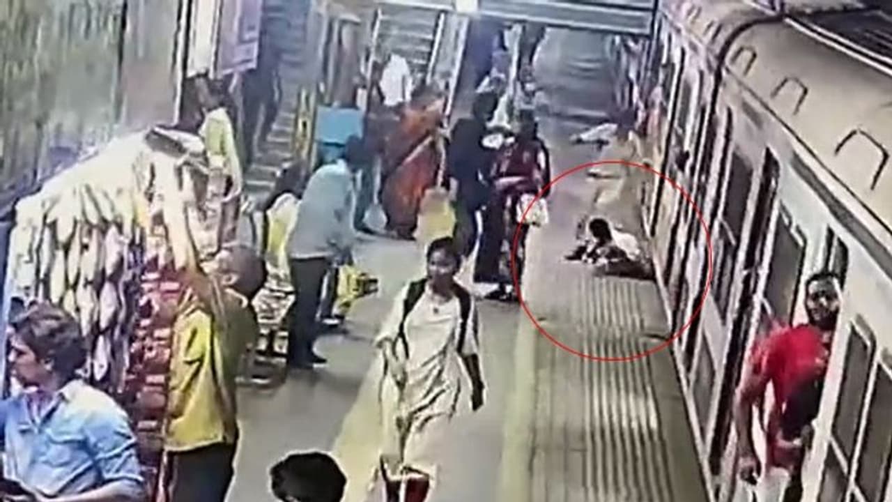 Video: അത്ഭുതകരമായ രക്ഷപ്പെടല്; ട്രെയിനില്നിന്ന് ചാടിയ യുവതിയെ തല്ക്ഷണം രക്ഷപ്പെടുത്തി ഗാര്ഡ്! Video: അത്ഭുതകരമായ രക്ഷപ്പെടല്; ട്രെയിനില്നിന്ന് ചാടിയ യുവതിയെ തല്ക്ഷണം രക്ഷപ്പെടുത്തി ഗാര്ഡ്!
