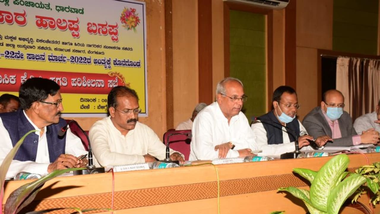 ಧಾರವಾಡ ಜಿಲ್ಲಾ ಉಸ್ತುವಾರಿ ಸಚಿವರ ಕಚೇರಿ ಕಾಣೆ, KDP ಸಭೆಗೆ ಮಾತ್ರ ಹಾಜರ್ ಧಾರವಾಡ ಜಿಲ್ಲಾ ಉಸ್ತುವಾರಿ ಸಚಿವರ ಕಚೇರಿ ಕಾಣೆ, KDP ಸಭೆಗೆ ಮಾತ್ರ ಹಾಜರ್