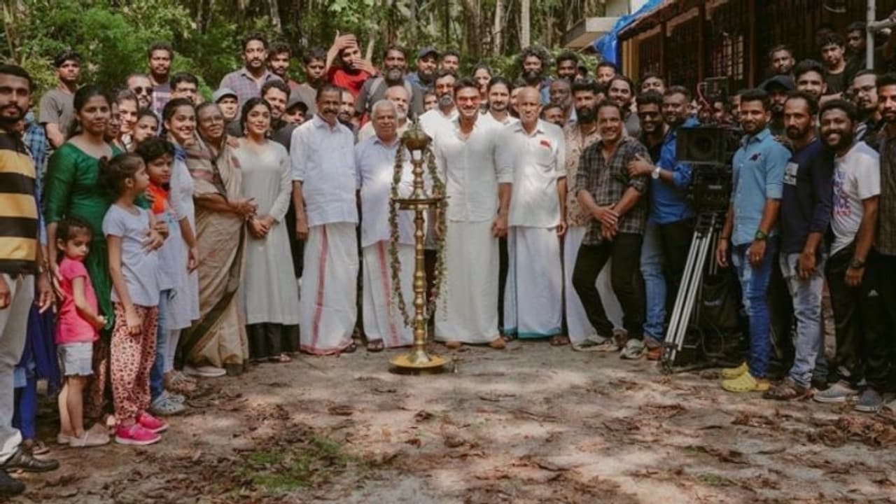 Neelavelicham Movie : ടൊവീനോ വീണ്ടും ആഷിക്കിന്റെ നായകന്; നീലവെളിച്ചം തുടങ്ങി Neelavelicham Movie : ടൊവീനോ വീണ്ടും ആഷിക്കിന്റെ നായകന്; നീലവെളിച്ചം തുടങ്ങി