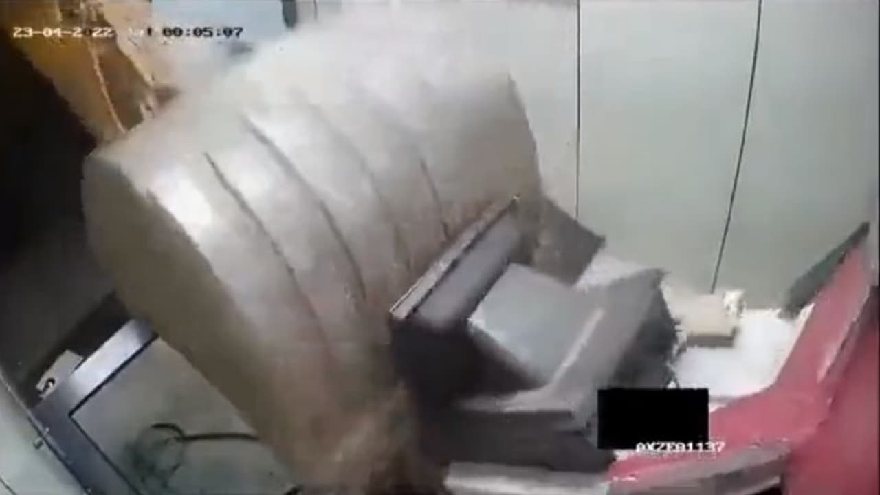 Money Heist 2023 ATM ಹಣ ದೋಚಲು ಬುಲ್ಡೋಜರ್ ಬಳಸಿದ ಕಳ್ಳರು, ಸಿಸಿಟಿವಿಯಲ್ಲಿ ಕರಾಮತ್ತು ಸೆರೆ! Money Heist 2023 ATM ಹಣ ದೋಚಲು ಬುಲ್ಡೋಜರ್ ಬಳಸಿದ ಕಳ್ಳರು, ಸಿಸಿಟಿವಿಯಲ್ಲಿ ಕರಾಮತ್ತು ಸೆರೆ!