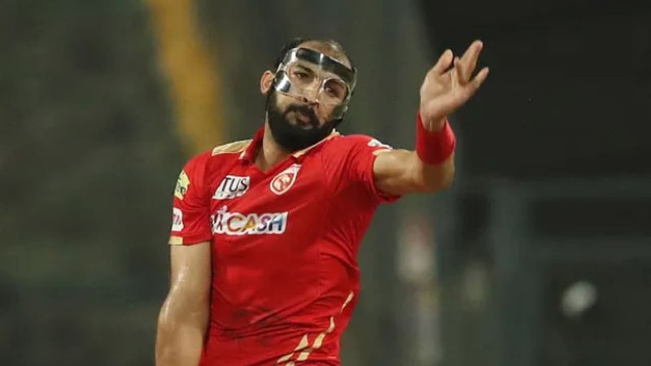 IPL 2022 : ചുമ്മാ സ്റ്റൈലിനല്ല; റിഷി ധവാന് മുഖാവരണം ധരിച്ച് കളിക്കാനിറങ്ങിയത് ഇക്കാരണത്താല്? IPL 2022 : ചുമ്മാ സ്റ്റൈലിനല്ല; റിഷി ധവാന് മുഖാവരണം ധരിച്ച് കളിക്കാനിറങ്ങിയത് ഇക്കാരണത്താല്?