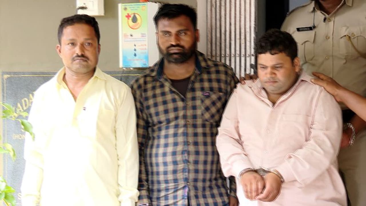 വിമാനത്തിൽ കേരളത്തിലേക്ക്, പണി പട്ടാപ്പകൽ വീട് കുത്തിത്തുറന്ന് മോഷണം, 'വൈറ്റ് കോളർ' കള്ളൻമാർ പിടിയിൽ വിമാനത്തിൽ കേരളത്തിലേക്ക്, പണി പട്ടാപ്പകൽ വീട് കുത്തിത്തുറന്ന് മോഷണം, 'വൈറ്റ് കോളർ' കള്ളൻമാർ പിടിയിൽ