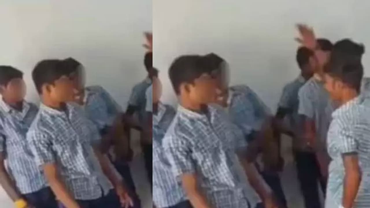 வகுப்பறையில் ராகிங்.. நடனம் ஆட வைத்து அட்டூழியம்.. சீரழியும் அரசு பள்ளி மாணவர்கள்..! வகுப்பறையில் ராகிங்.. நடனம் ஆட வைத்து அட்டூழியம்.. சீரழியும் அரசு பள்ளி மாணவர்கள்..!