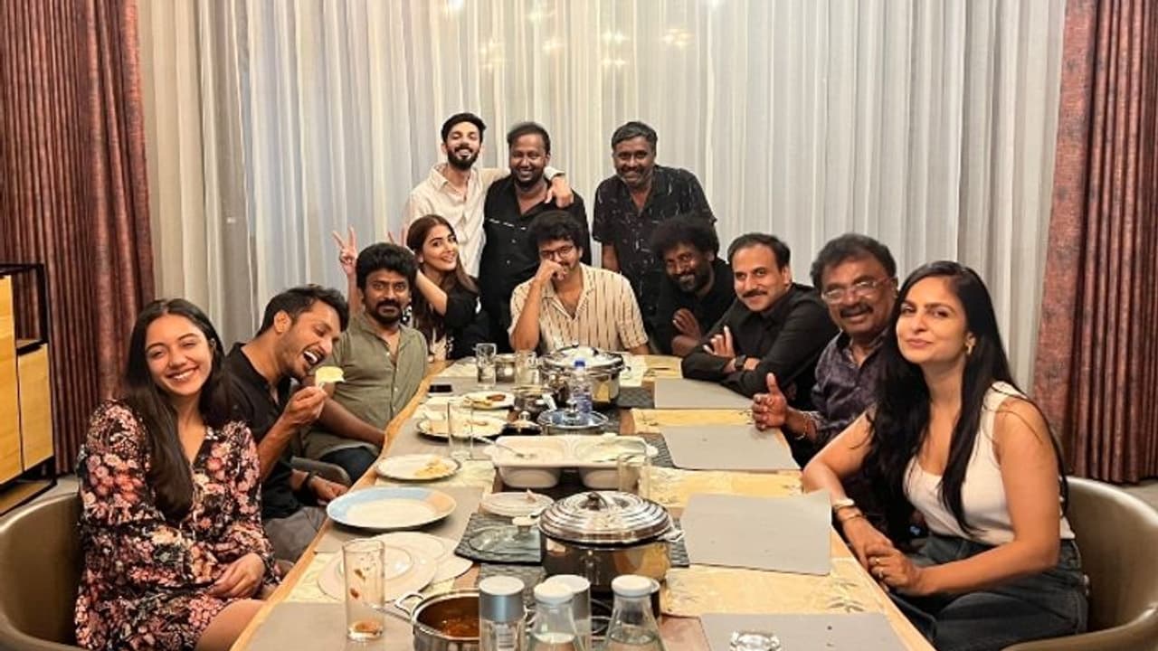 ടീം 'ബീസ്റ്റി'ന് വിരുന്നൊരുക്കി വിജയ്; നന്ദി പറഞ്ഞ് സംവിധായകന്‍