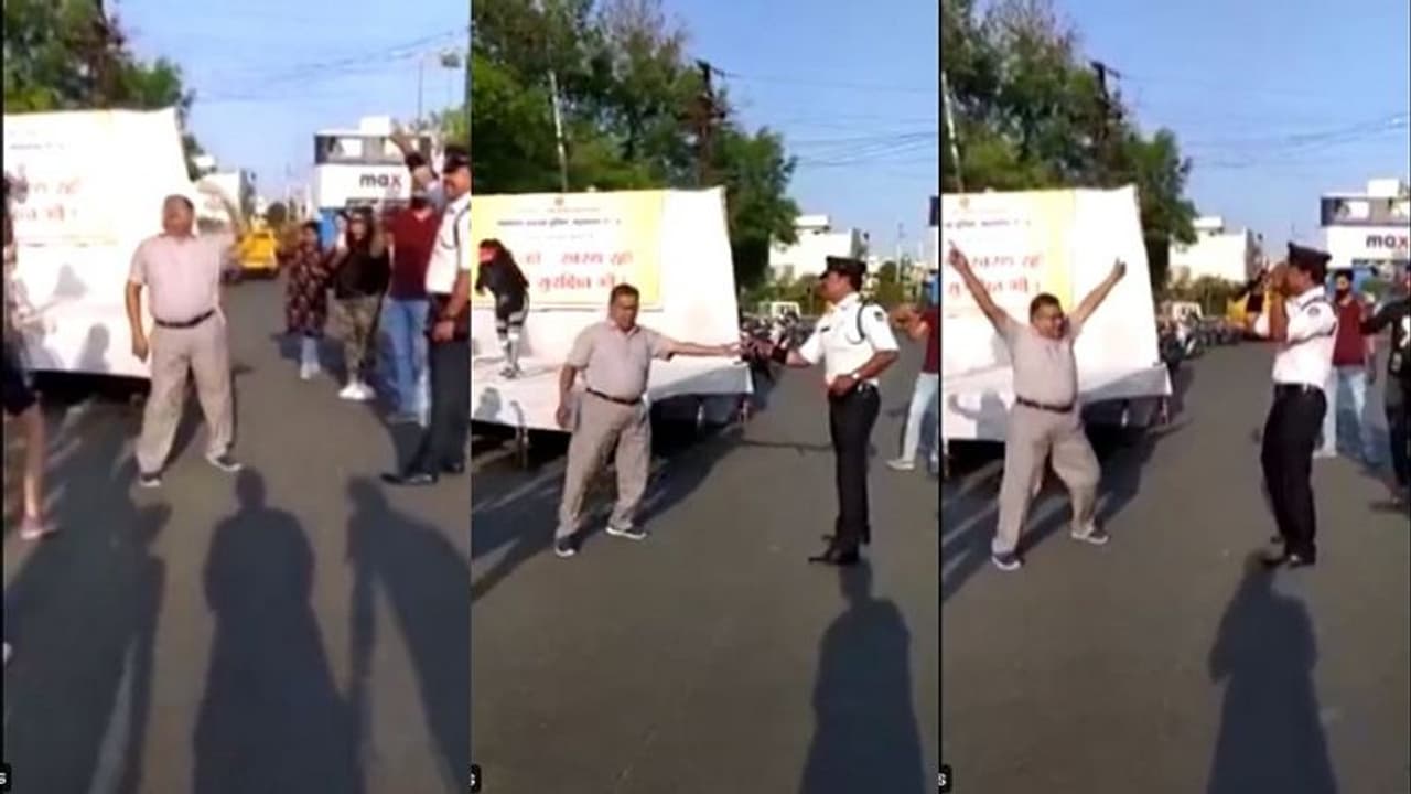 జానూ మేరీ జానూ.. అదరగొడుతున్న ట్రాఫిక్ పోలీస్ డ్యాన్స్.. వైరల్ వీడియో.. 