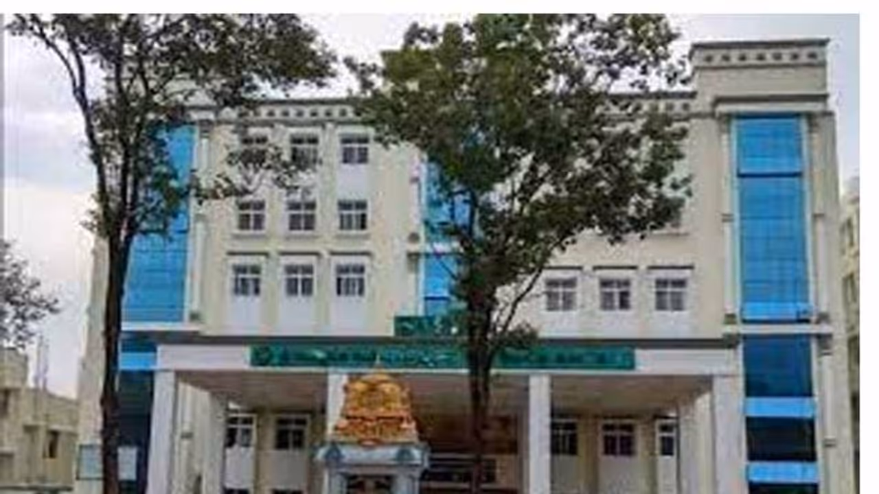 తిరుపతి రుయా ఆసుపత్రిలో అంబులెన్స్ మాపియా: ఆరుగురు అంబులెన్స్ డ్రైవర్ల అరెస్ట్ తిరుపతి రుయా ఆసుపత్రిలో అంబులెన్స్ మాపియా: ఆరుగురు అంబులెన్స్ డ్రైవర్ల అరెస్ట్