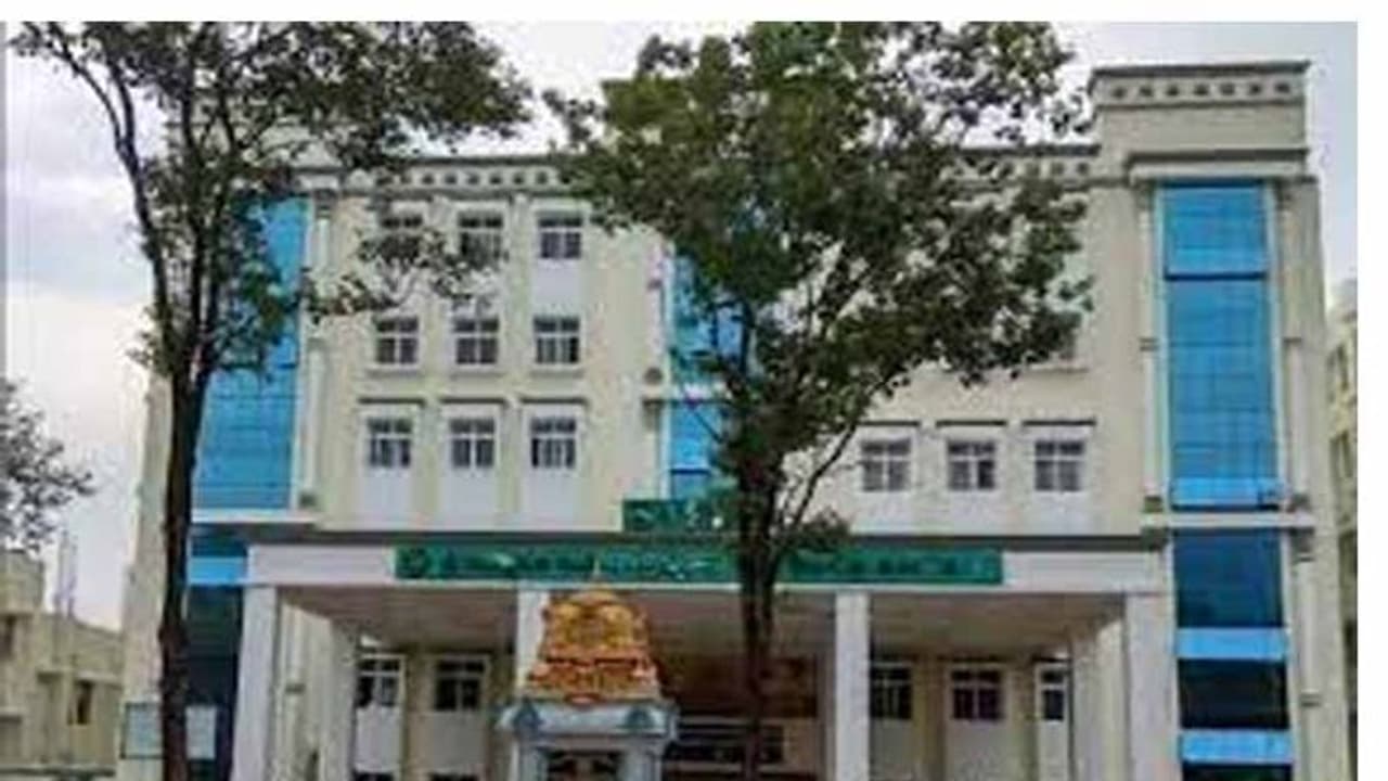 తిరుపతి రుయాలో అంబులెన్స్ మాఫియా: ఉన్నతాధికారుల విచారణ, కేసు నమోదుకు రంగం సిద్దం