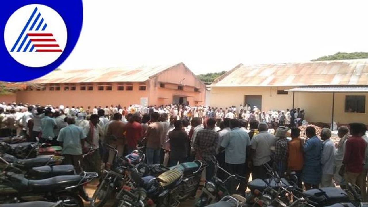 ರಾಗಿ ಖರೀದಿ ಕೇಂದ್ರದಲ್ಲಿ ನೋಂದಣಿಗೆ ರೈತರ ಪರದಾಟ: ಸರ್ಕಾರದ ವಿರದ್ಧ ಅನ್ನದಾತನ ಆಕ್ರೋಶ