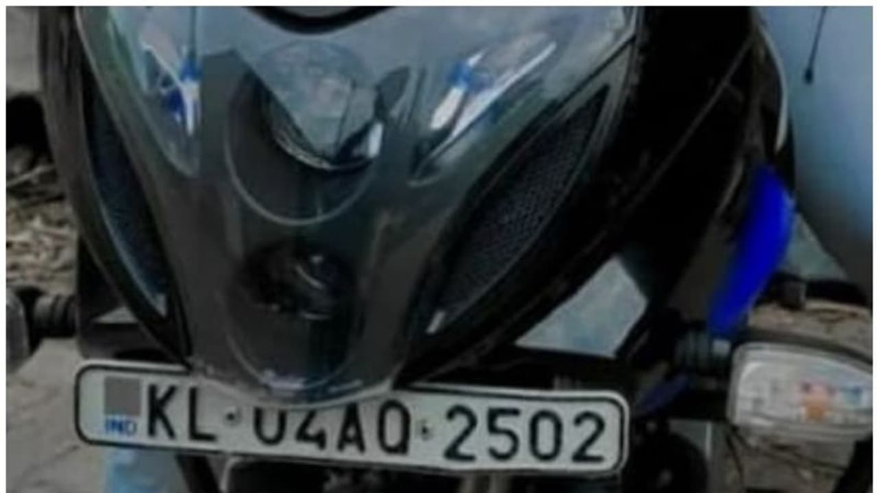 റോഡരികില് പാര്ക്ക് ചെയ്തിരുന്ന ബൈക്ക് മോഷണം പോയി റോഡരികില് പാര്ക്ക് ചെയ്തിരുന്ന ബൈക്ക് മോഷണം പോയി