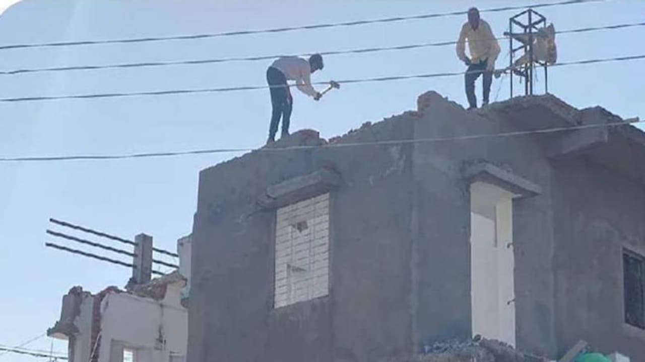 पत्थरबाजों में बुल्डोजर का बैठा खौफ, ये तस्वीर गुजरात के साबरकांठा है, जहां खुद अवैध कब्जे तोड़ते दिखे लोग पत्थरबाजों में बुल्डोजर का बैठा खौफ, ये तस्वीर गुजरात के साबरकांठा है, जहां खुद अवैध कब्जे तोड़ते दिखे लोग