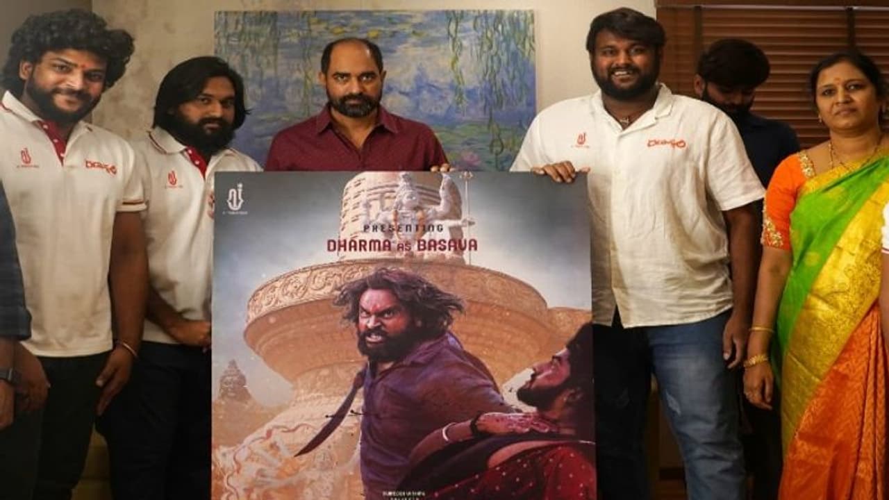 ‘రణస్థలి’తో దర్శకుడిగా మారిన మాటల రచయిత.. ఫస్ట్ లుక్ పోస్టర్ రిలీజ్ చేసిన డైరెక్టర్ క్రిష్.. ‘రణస్థలి’తో దర్శకుడిగా మారిన మాటల రచయిత.. ఫస్ట్ లుక్ పోస్టర్ రిలీజ్ చేసిన డైరెక్టర్ క్రిష్..