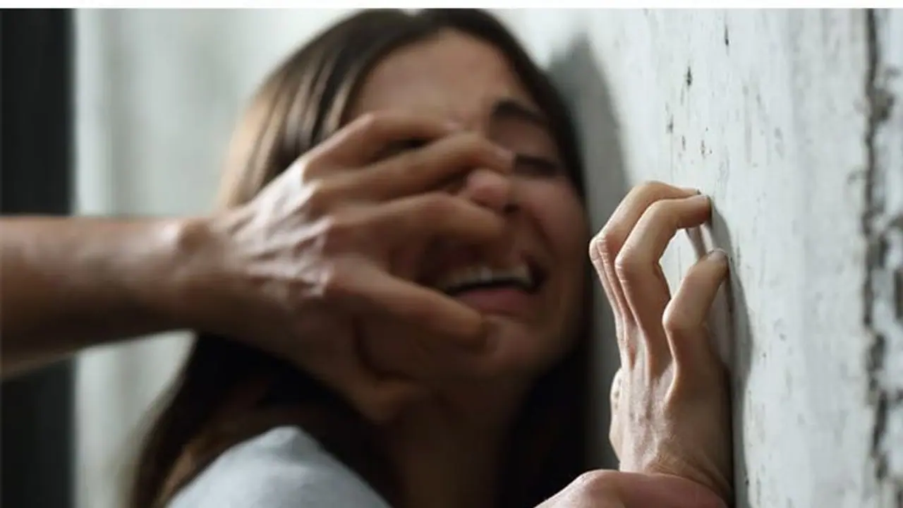 இளம் பெண்ணை பாலியல் பலாத்காரம் செய்து கொண்டே வீடியோ எடுத்த கும்பல்.. பூட்டிய வீட்டுக்குள் பயங்கரம். இளம் பெண்ணை பாலியல் பலாத்காரம் செய்து கொண்டே வீடியோ எடுத்த கும்பல்.. பூட்டிய வீட்டுக்குள் பயங்கரம்.