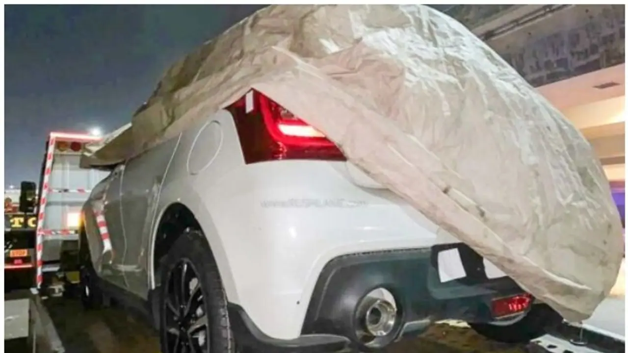 ലോറിപ്പുറത്തേറി, പാതിമൂടി ഒരു സ്വിഫ്റ്റ് ; സംശയങ്ങള്‍ പലവിധം!