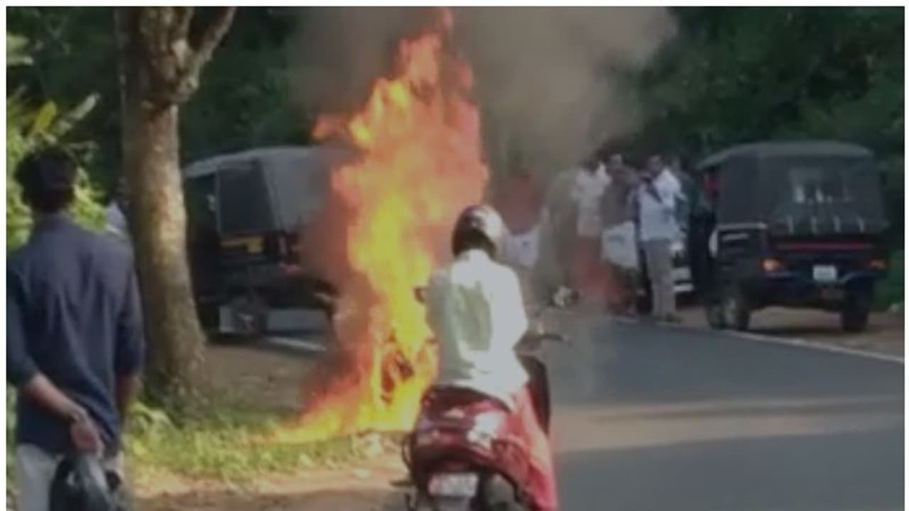 ఏలూరులో ఘోరం... నడిరోడ్డుపైనే బైక్ తో సహా యువ సోదరుల సజీవదహనం 