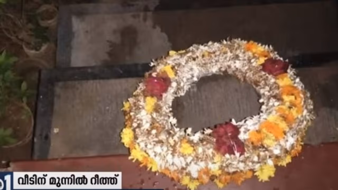 പുന്നോൽ ഹരിദാസ് വധക്കേസ് പ്രതിയായ ബിജെപി പ്രവര്ത്തകൻ്റെ വീട്ടിൽ റീത്തും ചന്ദനത്തിരികളും പുന്നോൽ ഹരിദാസ് വധക്കേസ് പ്രതിയായ ബിജെപി പ്രവര്ത്തകൻ്റെ വീട്ടിൽ റീത്തും ചന്ദനത്തിരികളും