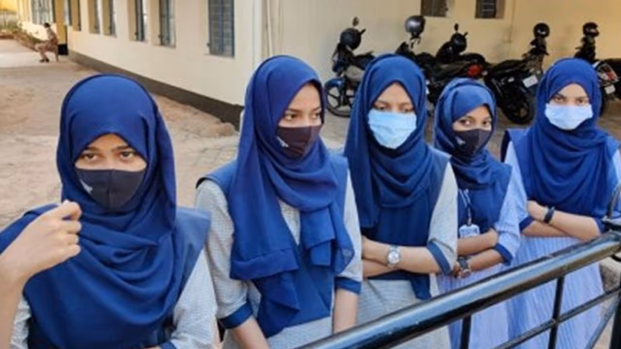 ಹಿಬಾಬ್ ವಿವಾದ: ಮಂಗಳೂರು ವಿವಿ ಕಾಲೇಜು 'ಬಾಹ್ಯ ಶಕ್ತಿಗಳು' ಅಂದಿದ್ದು ಯಾರಿಗೆ?