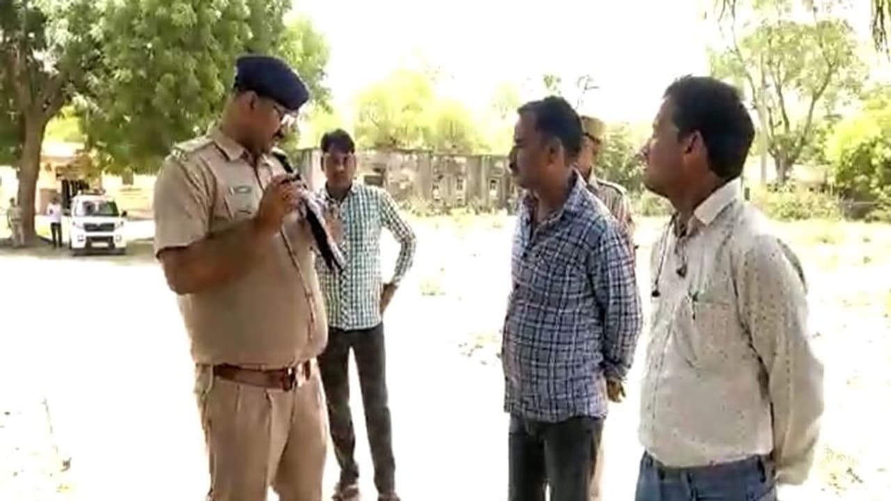 राजस्थान की बड़ी खबर : डाकघर कैशियर से फिल्मी स्टाइल में लूट, पहले बाइक से टक्कर मारी, फिर झगड़ा कर उलझाया राजस्थान की बड़ी खबर : डाकघर कैशियर से फिल्मी स्टाइल में लूट, पहले बाइक से टक्कर मारी, फिर झगड़ा कर उलझाया