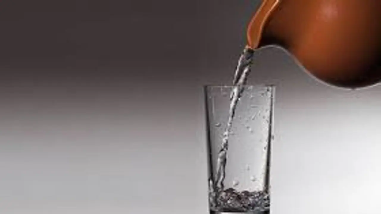 সকালে ব্রাশ করার আগে জল খাওয়া কি উপকারী? জেনে নিন কেন খালি পেটে জল পান করবেন সকালে ব্রাশ করার আগে জল খাওয়া কি উপকারী? জেনে নিন কেন খালি পেটে জল পান করবেন