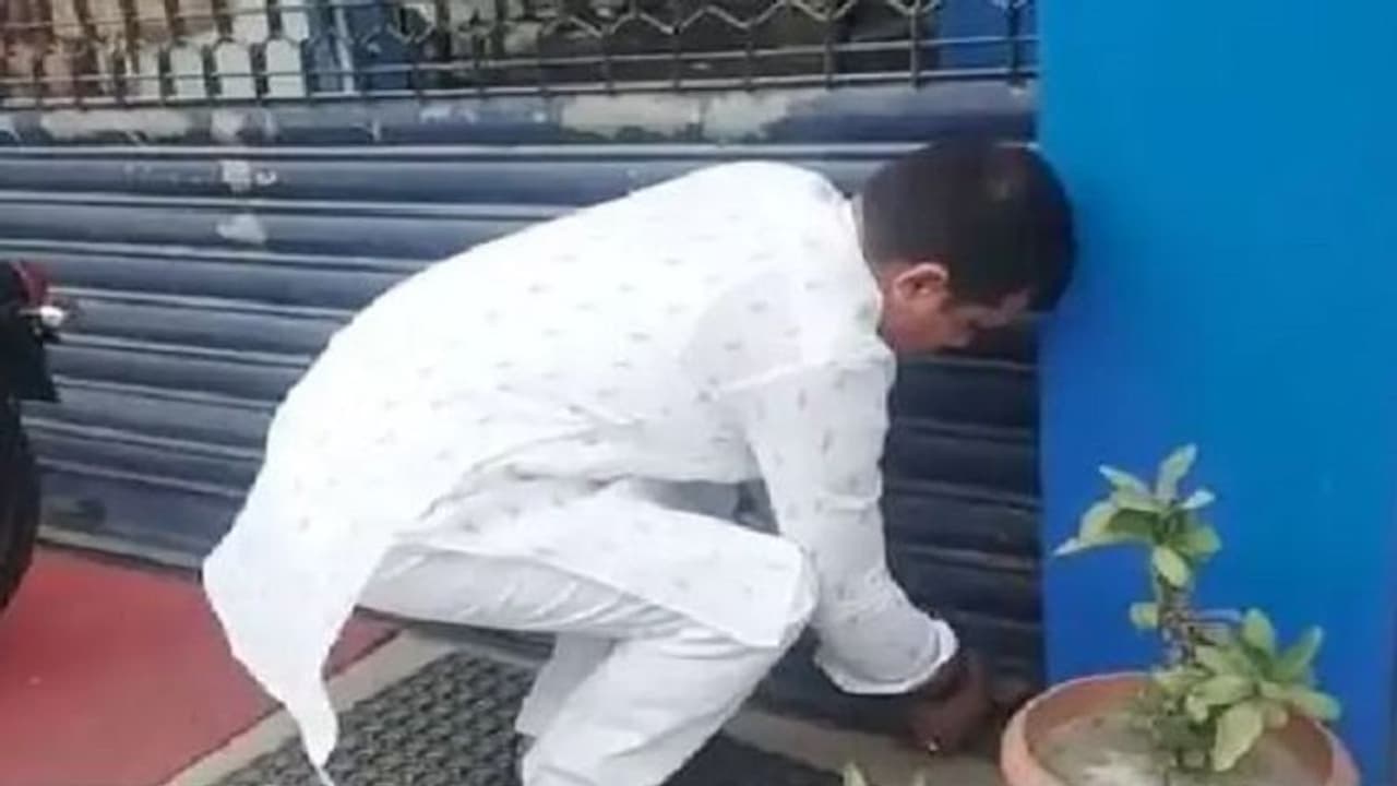 विधायक ने बैंक के बाहर जड़ा ताला, वित्त मंत्री को पत्र भेज कहा जरूरतमंदों को लाभ देने की इनकी नहीं है मंशा विधायक ने बैंक के बाहर जड़ा ताला, वित्त मंत्री को पत्र भेज कहा जरूरतमंदों को लाभ देने की इनकी नहीं है मंशा