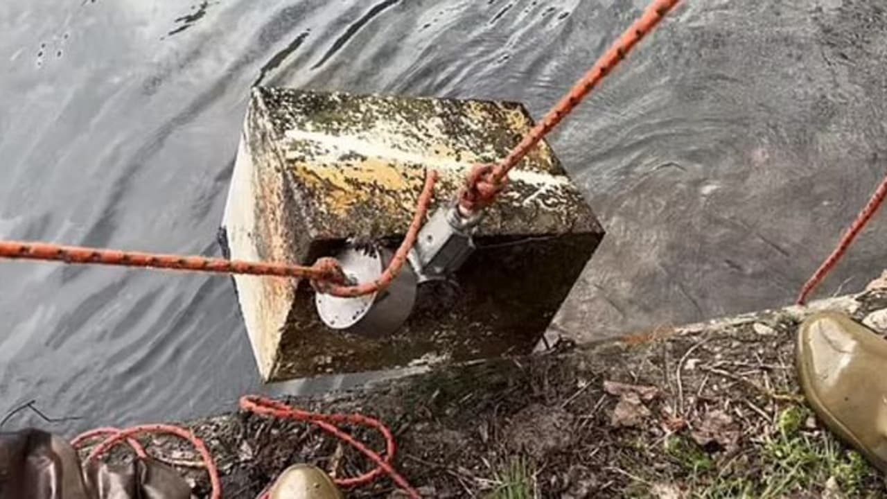  നദിയില്‍ ചൂണ്ടയിട്ട പതിനഞ്ചുകാരന് കിട്ടിയത് പണപ്പെട്ടി!