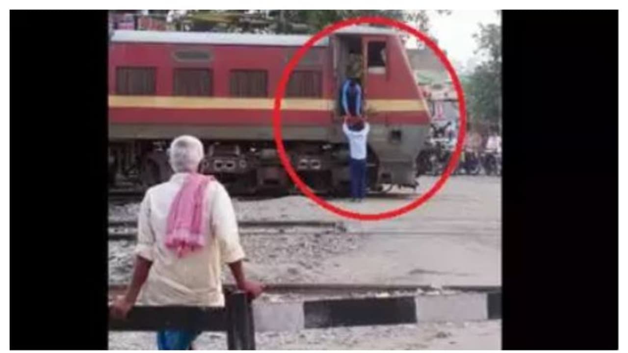 ലോക്കോപൈലറ്റിന് ചായ കുടിക്കാൻ ആഗ്രഹം, റെയിൽവേ ക്രോസിൽ ട്രെയിൻ നിർത്തിയിട്ടു; അന്വേഷണവുമായി റെയിൽവേ ലോക്കോപൈലറ്റിന് ചായ കുടിക്കാൻ ആഗ്രഹം, റെയിൽവേ ക്രോസിൽ ട്രെയിൻ നിർത്തിയിട്ടു; അന്വേഷണവുമായി റെയിൽവേ