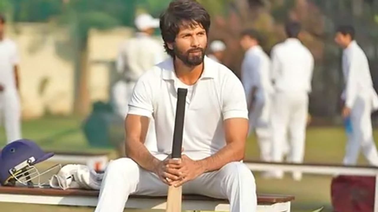 चौथे दिन 65% गिरी शाहिद कपूर की फिल्म जर्सी की कमाई, अब तक सिर्फ इतने करोड़ ही कमा पाई चौथे दिन 65% गिरी शाहिद कपूर की फिल्म जर्सी की कमाई, अब तक सिर्फ इतने करोड़ ही कमा पाई