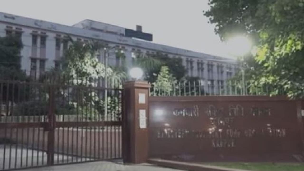 3 लाख की घूस लेते रंगे हाथों पकड़ा गया प्रवर्तन इंस्पेक्टर, इस हरकत की वजह से चढ़ा हत्थे 3 लाख की घूस लेते रंगे हाथों पकड़ा गया प्रवर्तन इंस्पेक्टर, इस हरकत की वजह से चढ़ा हत्थे