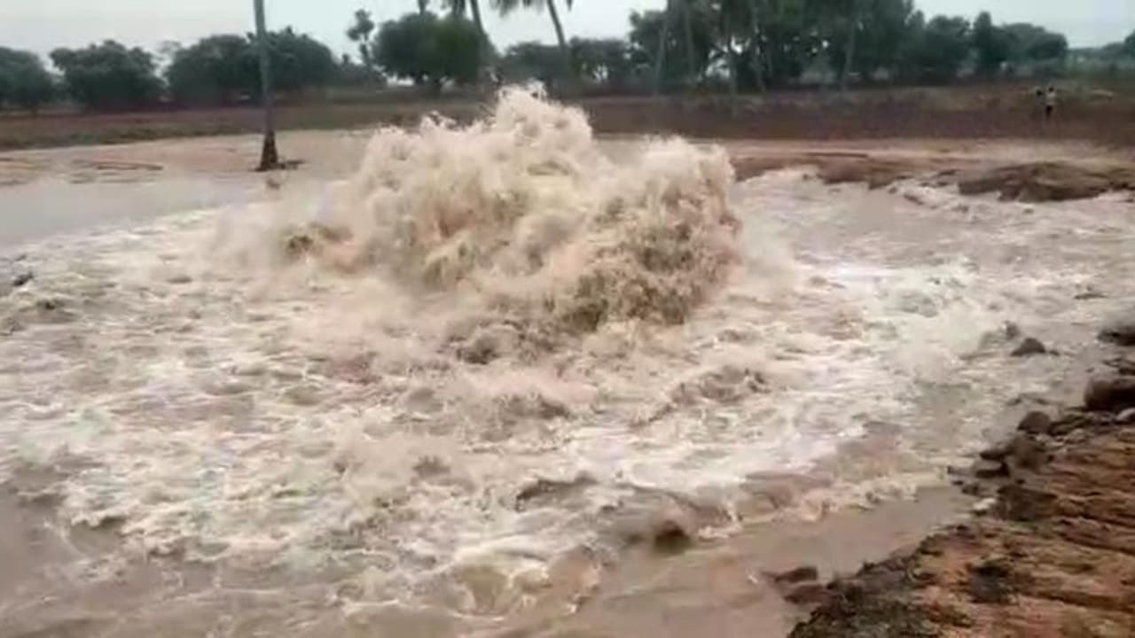 ಕೊಪ್ಪಳ: ಕನಸಿನ ನೀರಾವರಿ ಯೋಜನೆಗೆ ವಿಘ್ನ, ಟ್ರಯಲ್ ವೇಳೆ ಪೈಪ್ ಒಡೆದ ನೀರು ಪೋಲು ಕೊಪ್ಪಳ: ಕನಸಿನ ನೀರಾವರಿ ಯೋಜನೆಗೆ ವಿಘ್ನ, ಟ್ರಯಲ್ ವೇಳೆ ಪೈಪ್ ಒಡೆದ ನೀರು ಪೋಲು