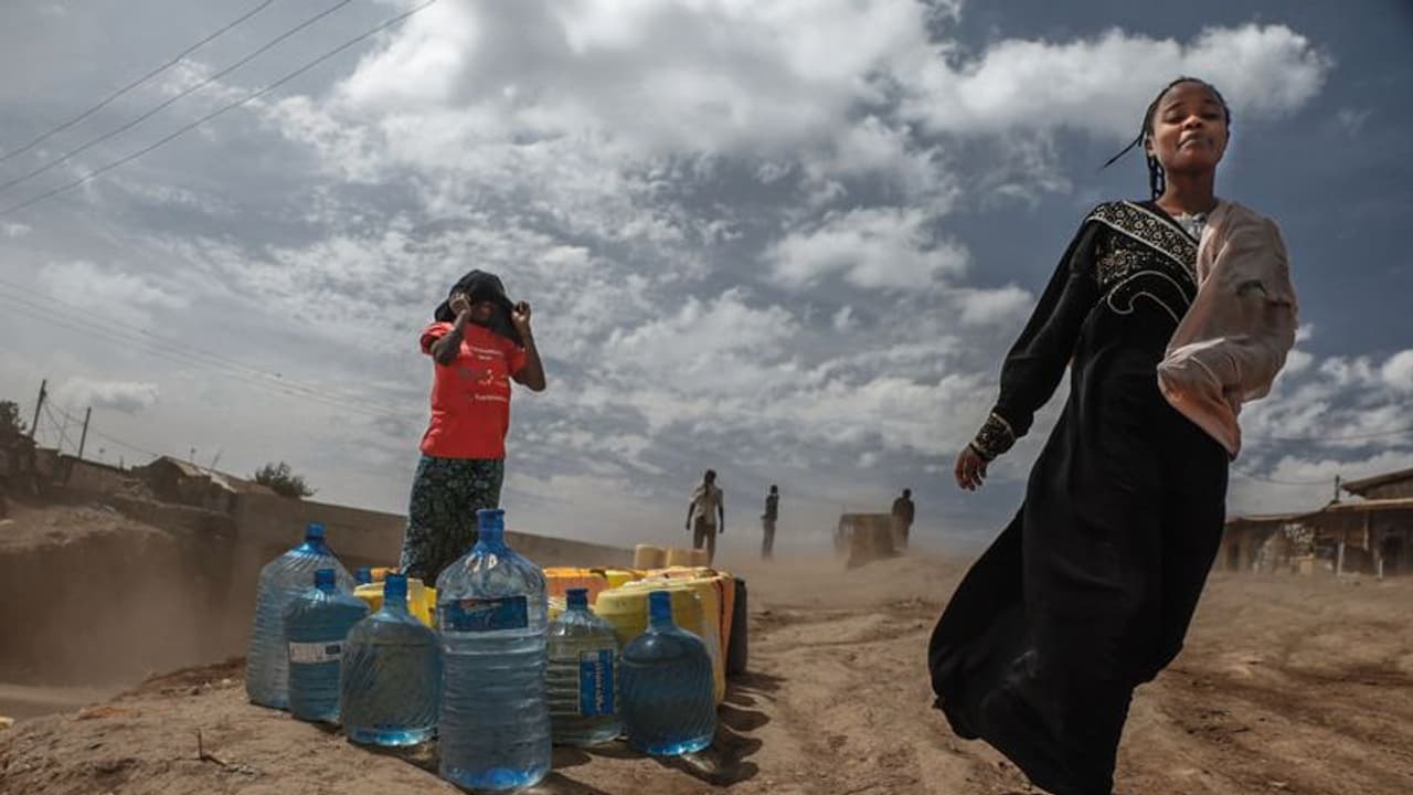 Sex For Water : വെള്ളത്തിന് വില സെക്സ്, ഇവിടെ ജലവിതരണ കമ്പനികള് നടത്തുന്നത് ലൈംഗിക ചൂഷണം! Sex For Water : വെള്ളത്തിന് വില സെക്സ്, ഇവിടെ ജലവിതരണ കമ്പനികള് നടത്തുന്നത് ലൈംഗിക ചൂഷണം!