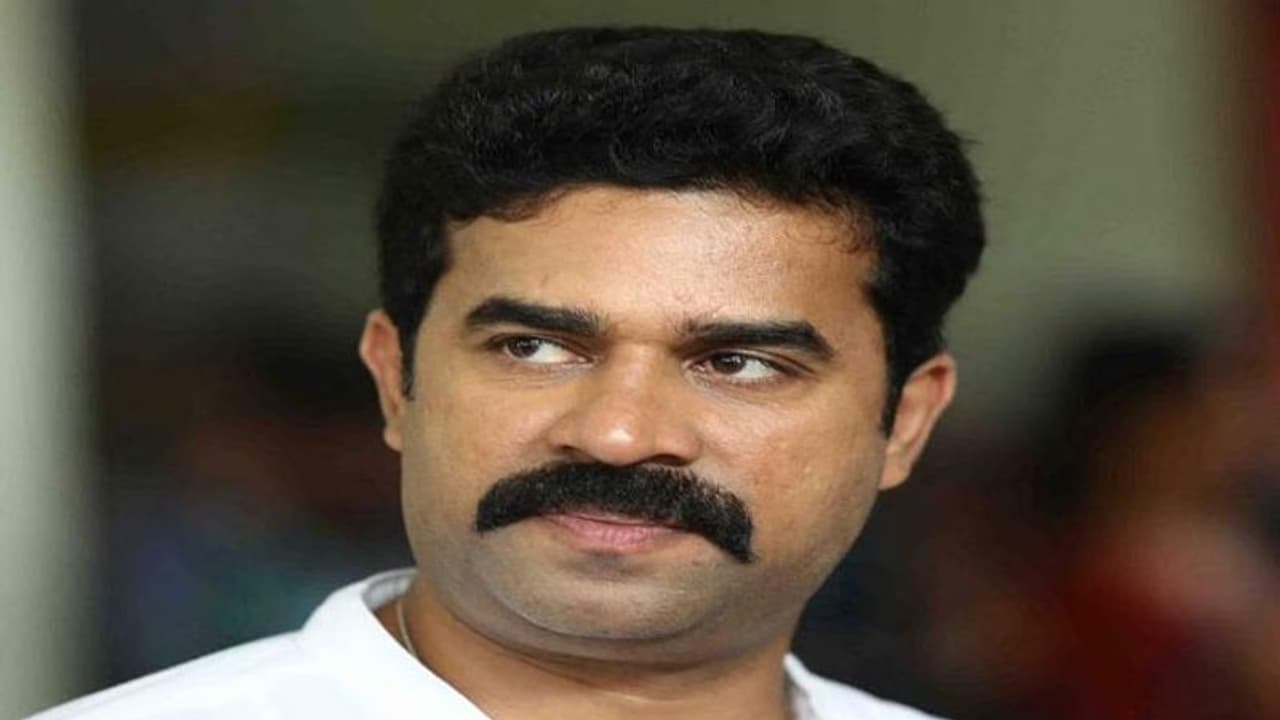 साउथ एक्टर विजय बाबू पर लगा रेप का आरोप, मलयालम फिल्म इंडस्ट्री में मची खलबली साउथ एक्टर विजय बाबू पर लगा रेप का आरोप, मलयालम फिल्म इंडस्ट्री में मची खलबली