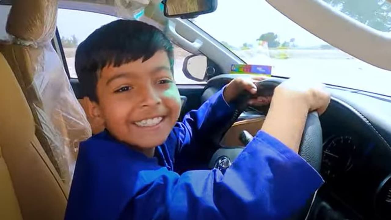 ঠিক করে পা যাচ্ছে না ব্রেকে, ফরচুনার চালিয়ে সবাইকে তাক লাগাল ৮ বছরের খুদে