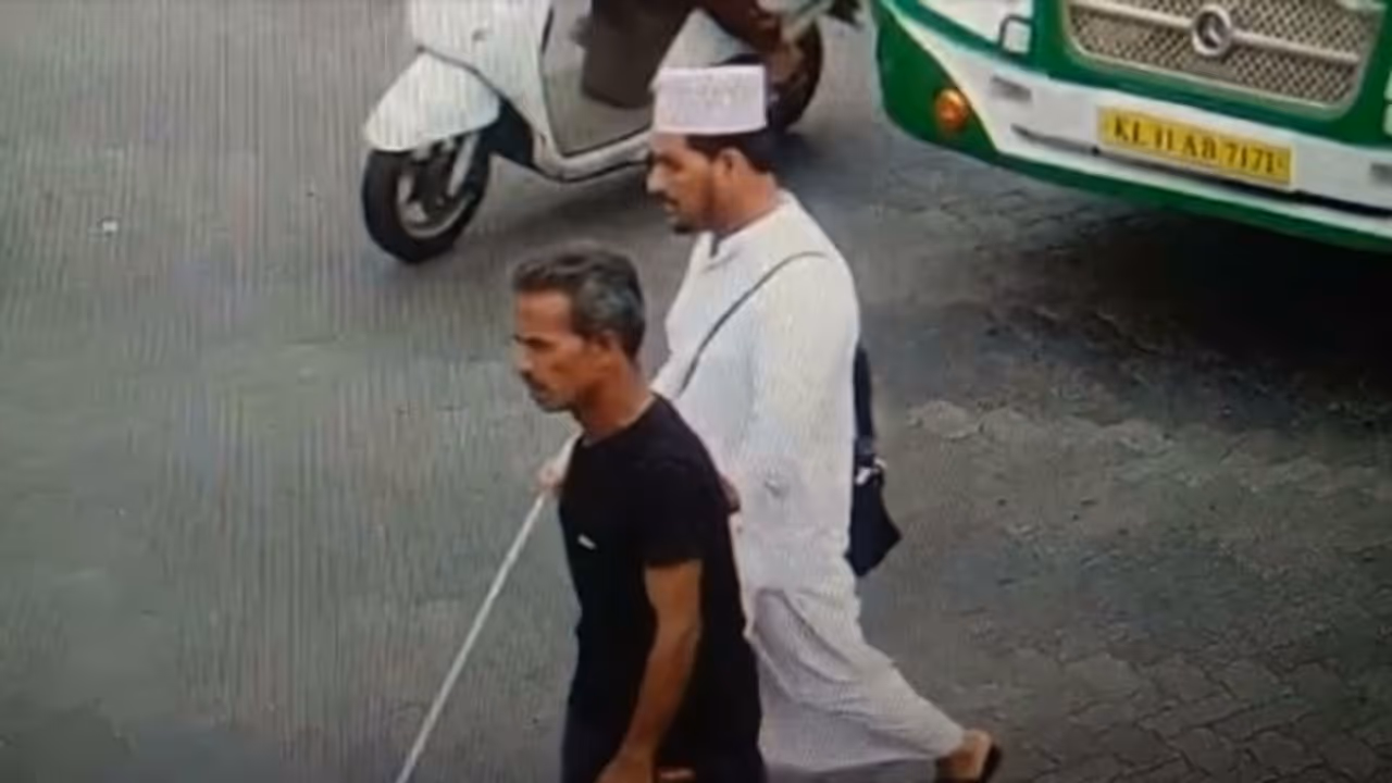 കോഴിക്കോട് അത്തർ വിൽപ്പനക്കാരനായ കാഴ്ച പരിമിതനെ കബളിപ്പിച്ച് പണവും മൊബൈൽ ഫോണും അത്തറും കവർന്നു കോഴിക്കോട് അത്തർ വിൽപ്പനക്കാരനായ കാഴ്ച പരിമിതനെ കബളിപ്പിച്ച് പണവും മൊബൈൽ ഫോണും അത്തറും കവർന്നു