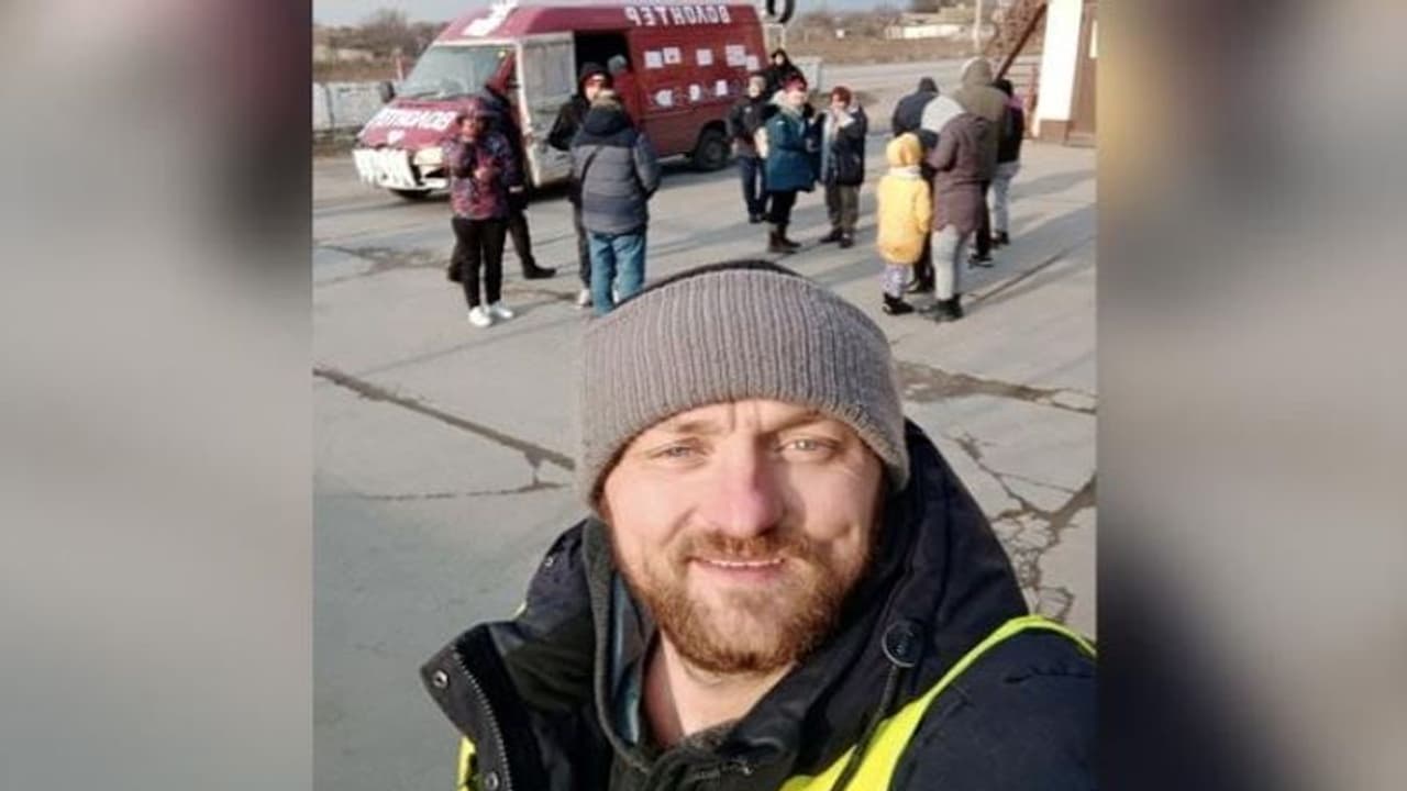 मारियुपोल का लाल वैन वाला मसीहा, भयंकर रास्तों पर चलते हुए बचा चुका है 200 लोगों की जान, सुनिए दर्दभरी दास्तां मारियुपोल का लाल वैन वाला मसीहा, भयंकर रास्तों पर चलते हुए बचा चुका है 200 लोगों की जान, सुनिए दर्दभरी दास्तां