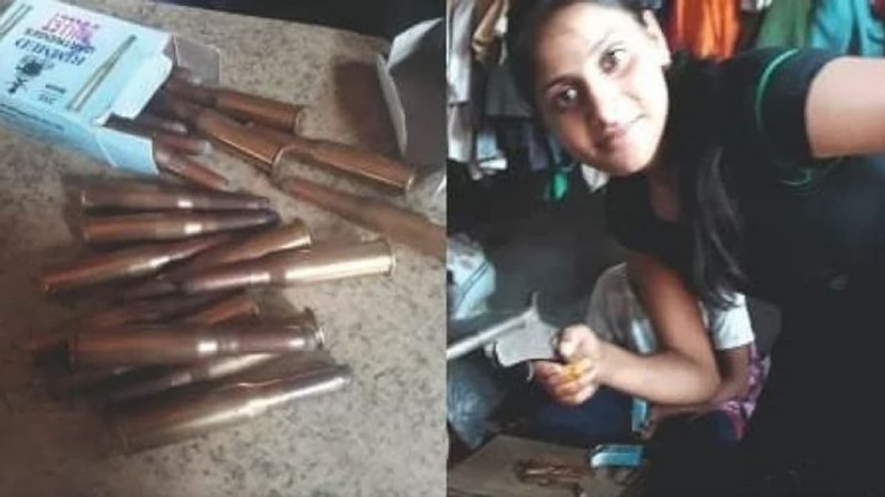 UP पुलिस की 'देसी कट्टे वाली महिला सिपाही', फोटो वायरल होने पर मचा बवाल; जानें पूरा मामला UP पुलिस की 'देसी कट्टे वाली महिला सिपाही', फोटो वायरल होने पर मचा बवाल; जानें पूरा मामला