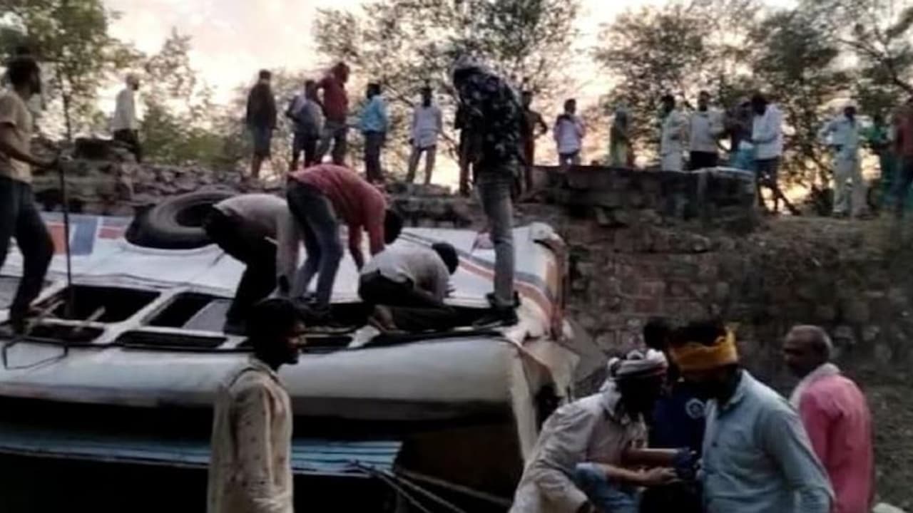 ललितपुर: तेज रफ्तार गाड़ी चलाना पड़ा भारी, बाइक सवारों को बचाने के चक्कर में बस का ऐक्सिडेंट, चार की मौत